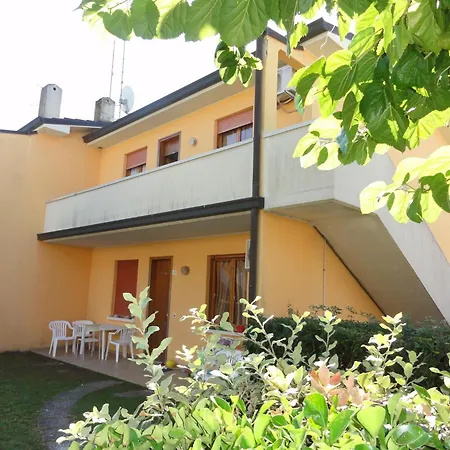 Apartment Cozy Flat In A House With Pools